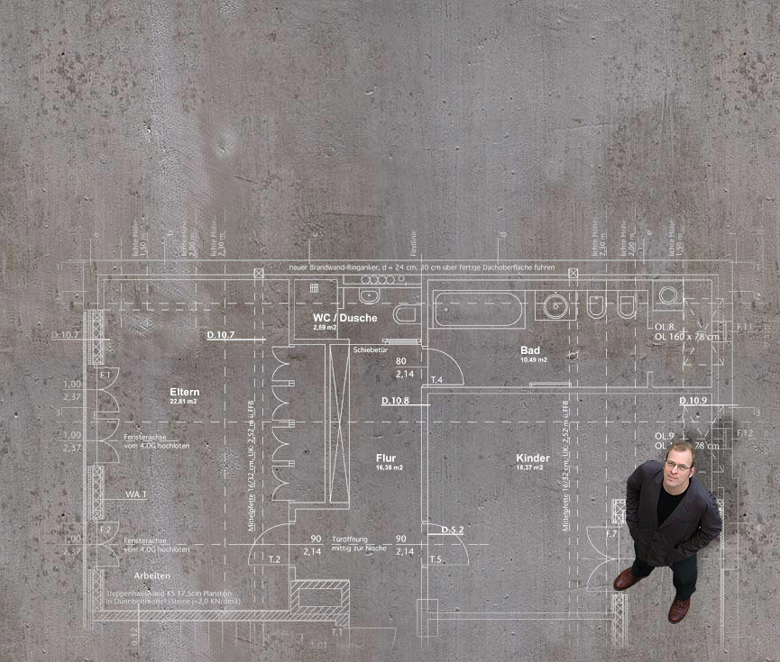 Architekt Jan Jacob auf einem Grundriss, projiziert auf Beton