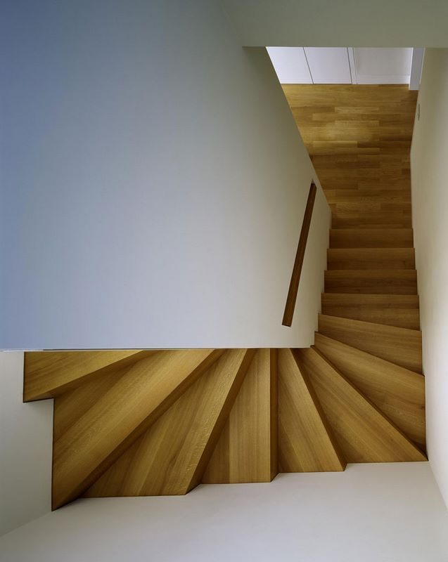 Holztreppe in der Dachgeschosswohnung