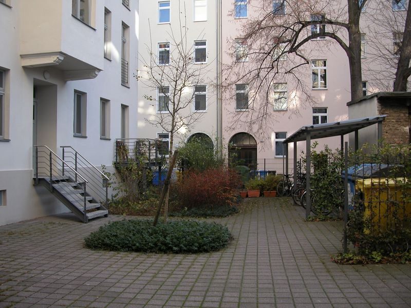 Begrünter Hof mit neuer Eingangstreppe