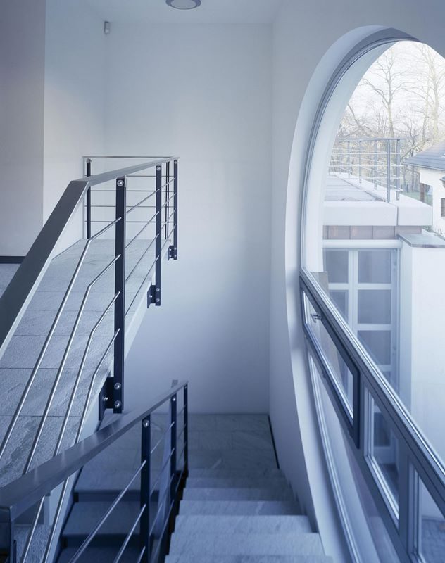 Treppenhaus mit Rundbogenfenster