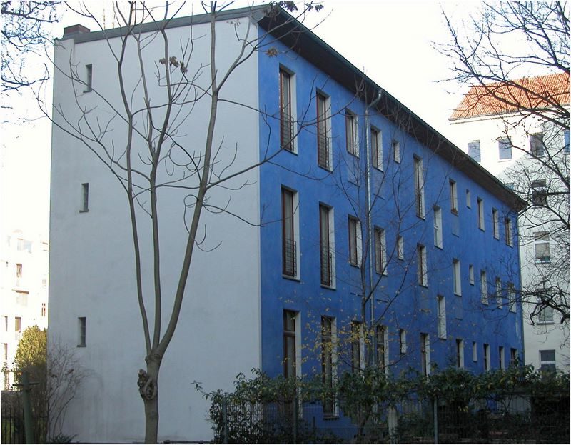 Saniertes Hinterhaus Anklamer Straße 54 mit blauer Fassade