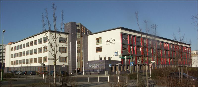 Haupteingang des Sartre-Gymnasiums