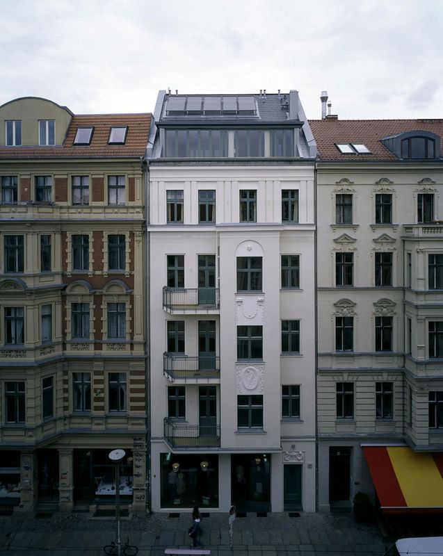 Straßenansicht des sanierten Jugendstilhauses Alte Schönhauser Straße 47
