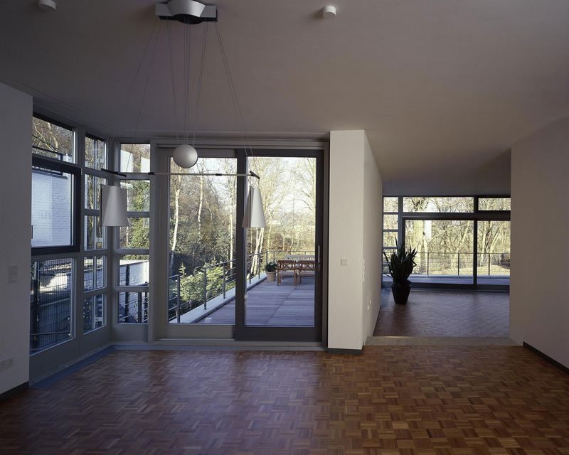 Wohnzimmer mit raumhoher Verglasung