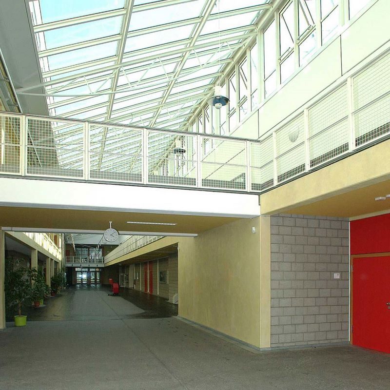 Glasüberdachtes Atrium des Gymnasiums